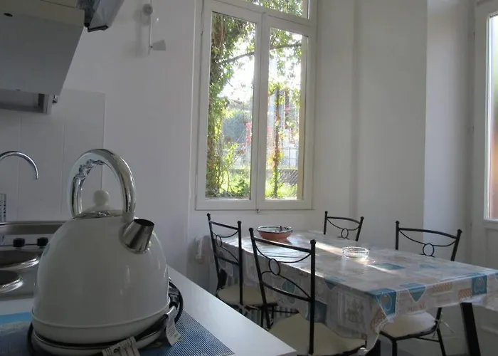 Peachey, Intero Piano Con Giardino 斯特雷萨